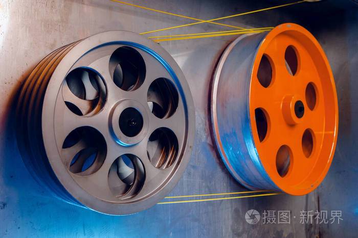 在一個生產(chǎn)電力電纜和光纖的現(xiàn)代化工廠里電纜制造機械零件